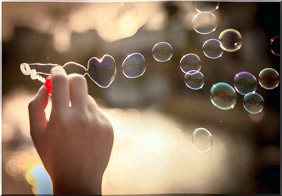 hand-creating-bubbles