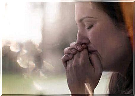 An anxious woman who would benefit from a grounding exercise.