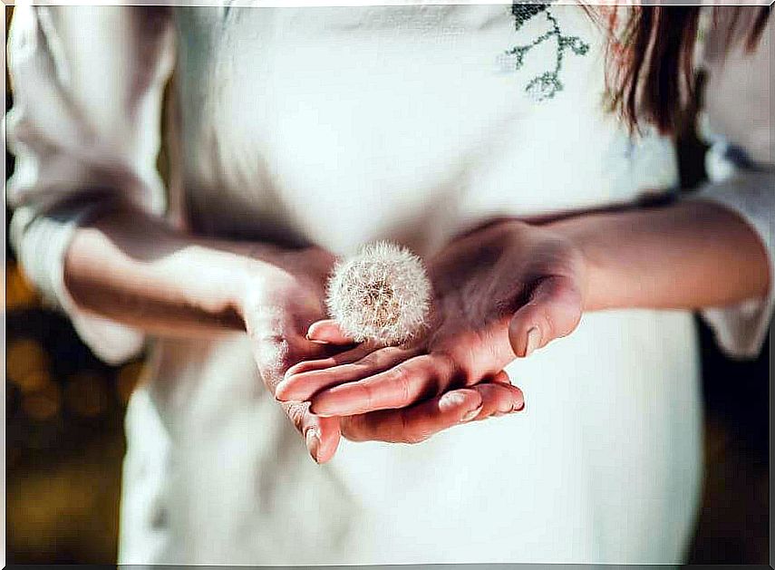 Woman-holding-a-dandelion