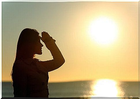 Silhouette-of-a-woman-looking-the-horizon